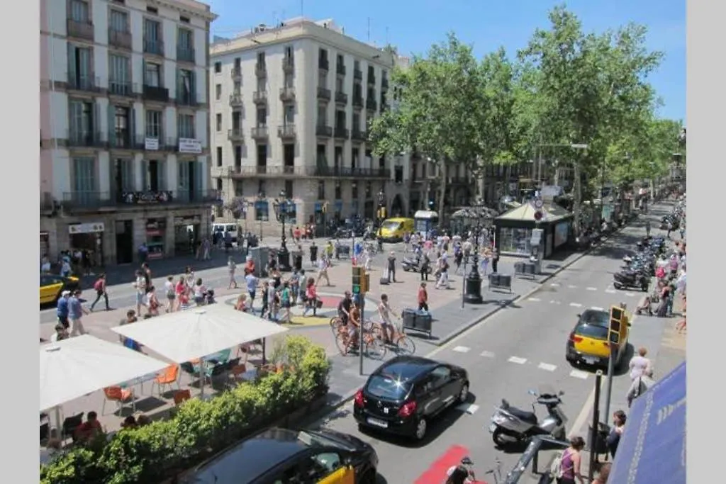 7 Pax Montserrat Ramblas Barcelona Apartman